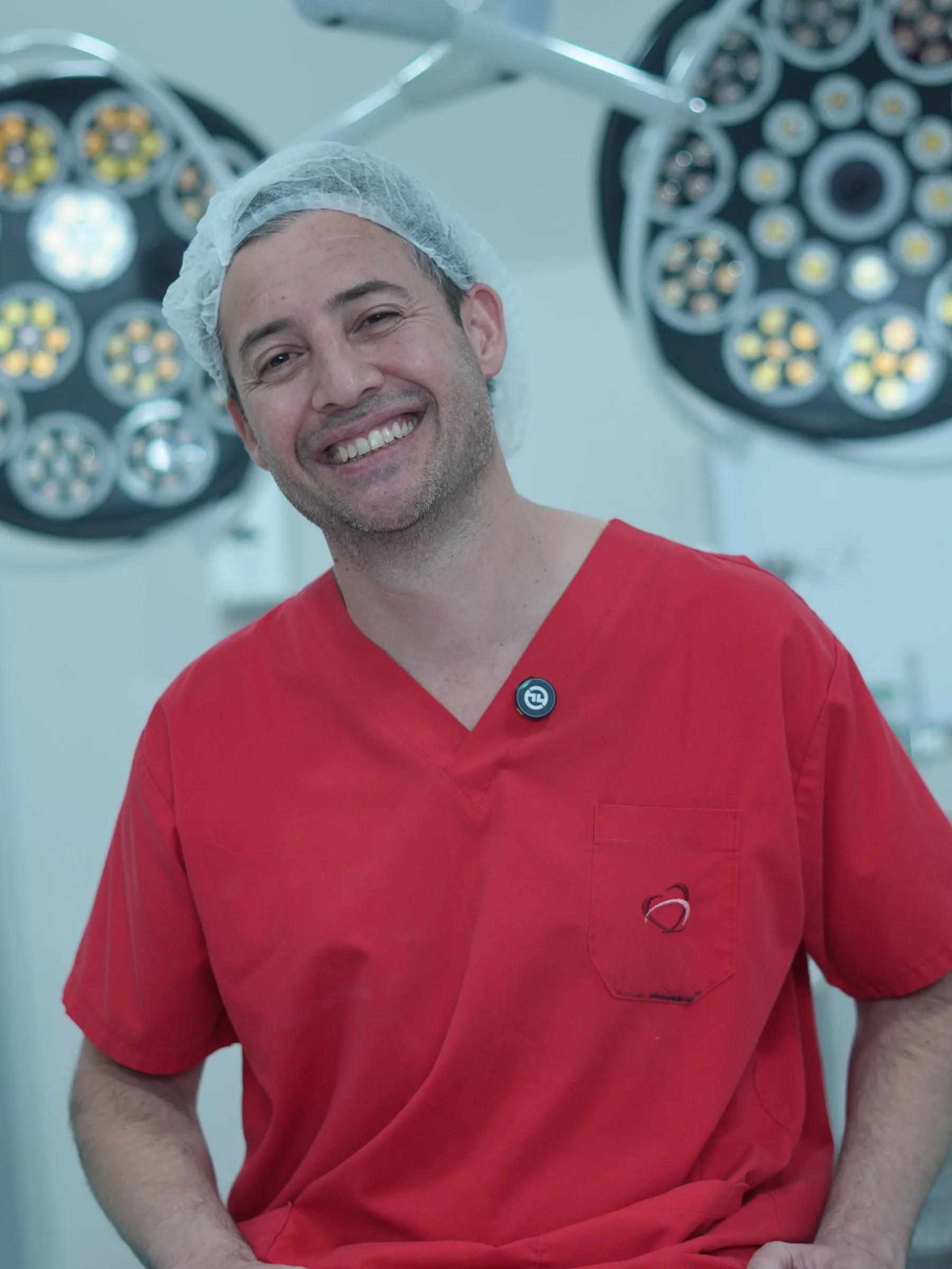 Dr. Juan Riso sonriendo en quirófano